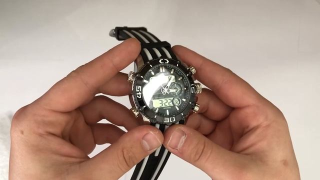 Видео обзор: Часы наручные QUAMER ремешок каучук, dual time. Цвет: с белыми вставками смотреть онлайн