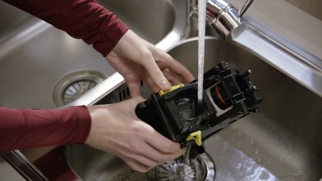How to clean the brewing group of automatic coffee machines | Philips | HD8966 смотреть онлайн