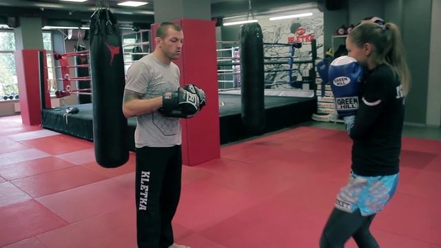 Бокс работа на лапах. Как держать лапы для левши показывает Андрей Басынин. смотреть онлайн