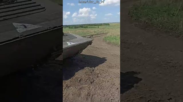 Укронацистская БМП-1 "разулась" прямо в открытом поле