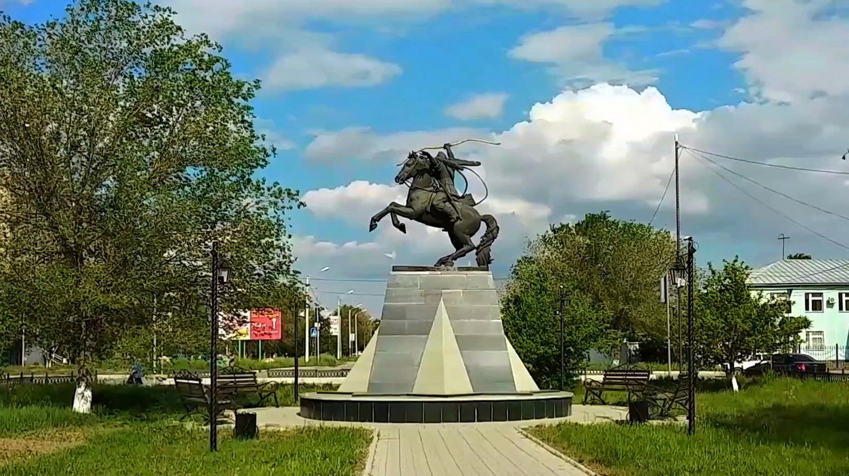 Сибай видео. Горняков 12 Сибай. Сибай куранты. Сибай памятник Ленину. Улица Чайковского Сибай.