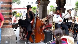 Германия. Любек. Девушка и контрабас - круто же!