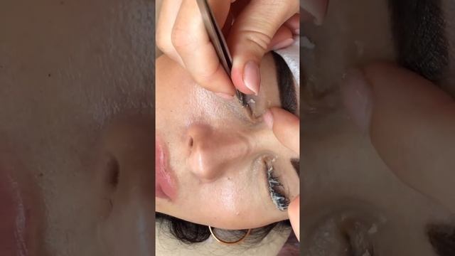 Как снять нарощенные ресницы. Урок 1 смотреть онлайн