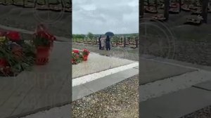 Несмотря на плохую погоду, на кладбище ЧВК "Вагнер" в Горячем Ключе идет бесконечный поток людей, чт