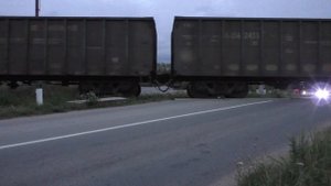 90 вагонов: не поместился на станции и закрыл переезд. Поезд повышенной длины