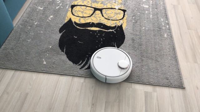 Пылесос Xiaomi Mi Robot Vacuum Cleaner боится заезжать на черный ковер смотреть онлайн