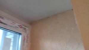 Узоры на стене, откосах из шпаклёвки и тюля