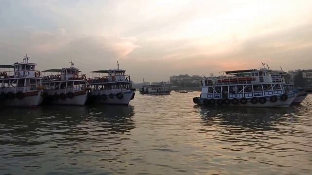 Ворота Индии и знаменитый отель Тадж Махал Палас в Мумбаи вид с моря. смотреть онлайн