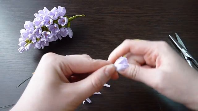 Сирень из гофрированной бумаги. Мастер-класс. Цветы из бумаги. смотреть онлайн