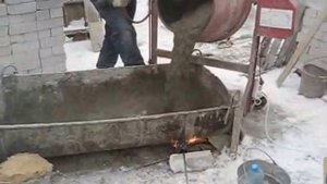 месим раствор зимой , кладём облицовочный кирпич .(C)