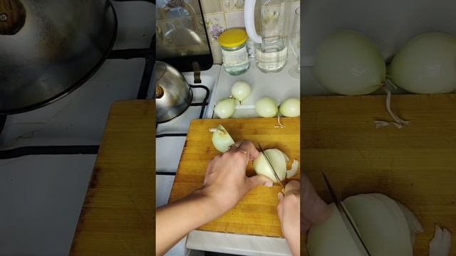 Жареный сазан с луком. смотреть онлайн