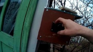 Работа ветрогенератора без нагрузки при сильном ветре.