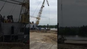 Разгрузка песка с баржи