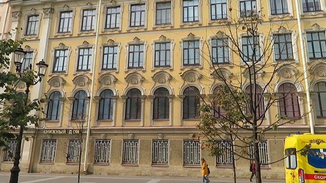 УЛИЦА  ТАНЦУЮЩИХ  СТУЛЬЕВ - МАЛАЯ КОНЮШЕННАЯ  УЛИЦА  В  САНКТ-ПЕТЕРБУРГЕ
