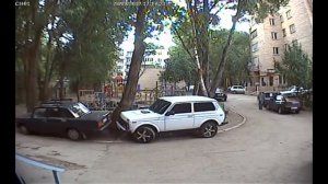 Малыш украл телефон под видеокамеры