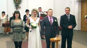 Элегантная молодая пара в загсе на регистрации брака