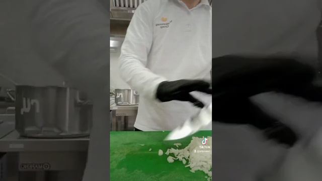 кухня ,шпинат ,картофель с чесноко и розмарином , рёбра свиные.