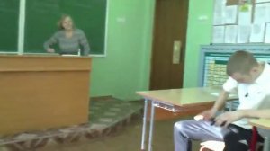 Ученик надел мусорку на голову учителю ...