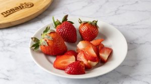 Коктейль из мороженого с шампанским и клубникой