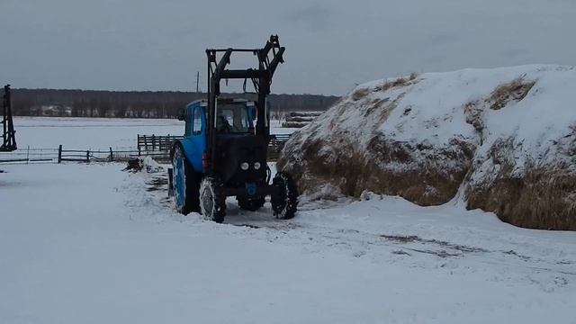 По первому снегу. Расчистка территории от снега, завоз сена. Трактор Т-40 с кабиной ЮМЗ смотреть онлайн