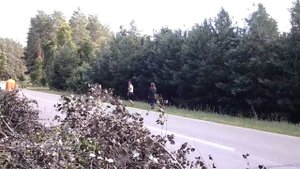 Девушки работают на трассе