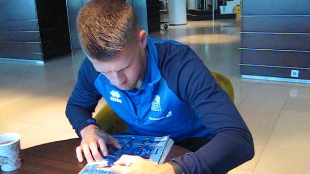 Johann Berg Gudmundsson signs autographs for The SI KING 10-11-19 смотреть онлайн