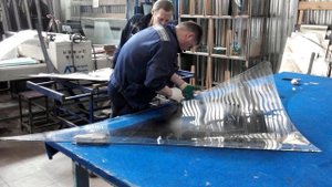 Резка гнутого стекла. Стекольное производство Астрал-Дизайн.