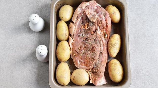 Запеченная свиная лопатка