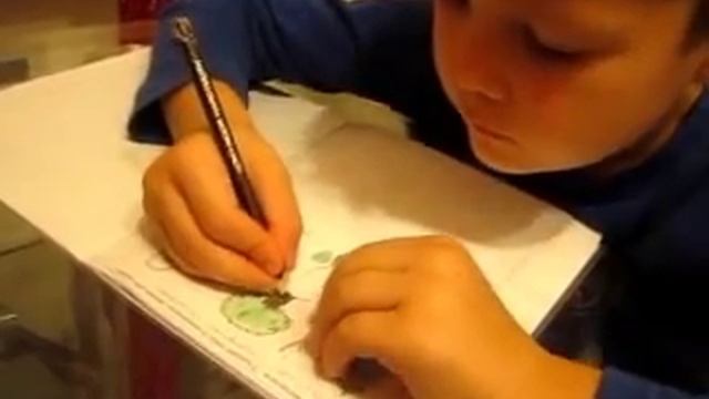 Лёва раскрашивает деревья Аленушка что-то рисует и считает