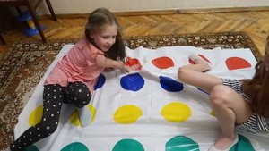 Вечер у подружки Играем в ТВИСТЕР