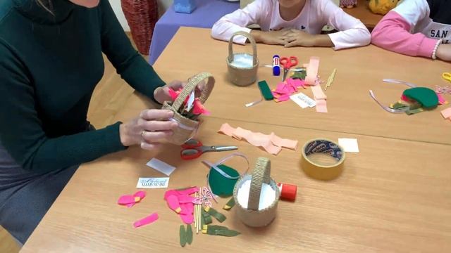 Мастер-класс: "Корзина с цветами" в технике моделирование из гофрированной бумаги. смотреть онлайн