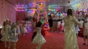 Хоровод "В лесу родилась ёлочка"  (Р. Кудашева, Л. Бекман) Группа №8 "Знайки"