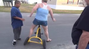 Злой дед упал с самого необычного велосипеда в мире