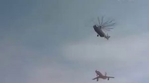 Вертолет тащит самолет?