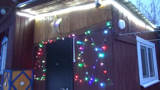 Установил ёлку во дворе дома смотреть онлайн