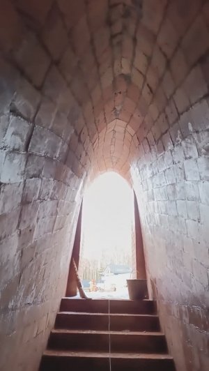 Погреб, тамбур и лестница в сборе, остался вход