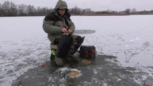 РЫБАЛКА на плотву.ЛОВЛЯ живца на мотыля.