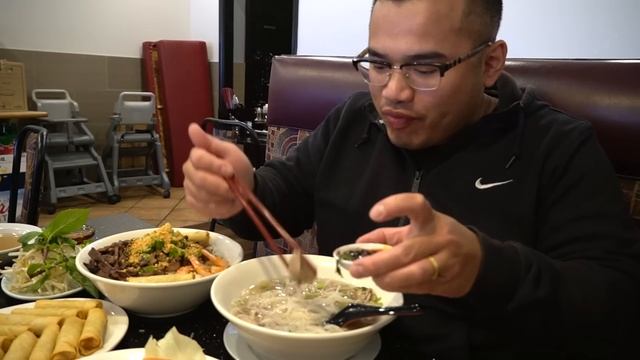 VIETNAMESE MUNCHIES - What You Should Order At A Vietnamese Restaurant смотреть онлайн