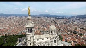 Вид на стадион Велодром с собора Нотр-Дам-де-ла-Гард (Базилика, Марсель 2019)