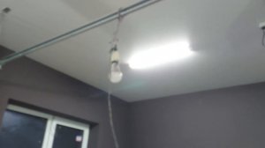 Натяжной потолок в гараже с автоматическими воротами