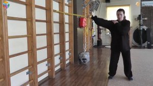 Упражнения для плечевых суставов с резиновым жгутом