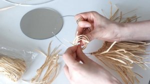Декорируем зеркало DIY из рафии в стиле солнечных лучей