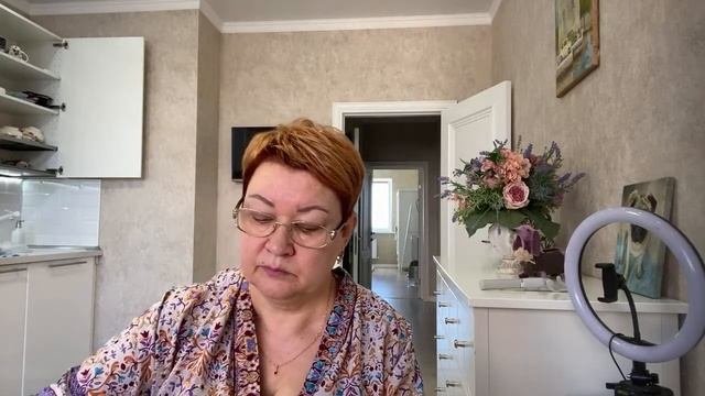 Подстриглась коротко
