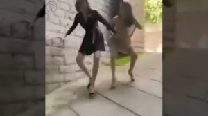 Как девушки ходят на каблуках