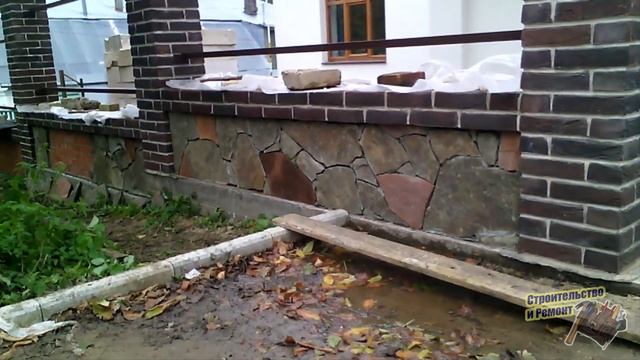 ЗАБОР ИЗ ДЕРЕВЯННОГО ШТАКЕТНИКА С КИРПИЧНЫМИ СТОЛБАМИ И ЦОКОЛЕМ. ПОШАГОВО