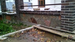 ЗАБОР ИЗ ДЕРЕВЯННОГО ШТАКЕТНИКА С КИРПИЧНЫМИ СТОЛБАМИ И ЦОКОЛЕМ. ПОШАГОВО