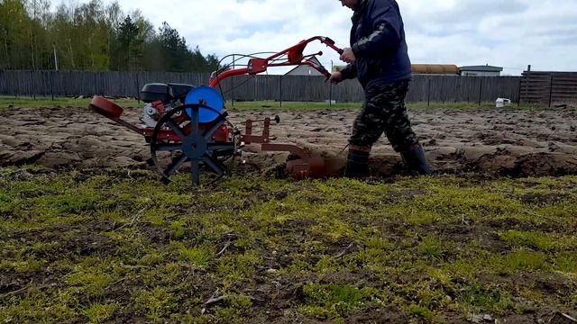 Плуг от мотоблока МТЗ и мотоблок Салют 100. смотреть онлайн