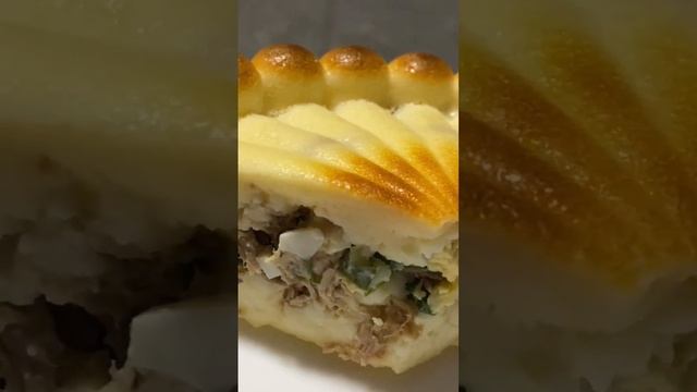 Заливной пирог с тунцом, яйцом и зелёным луком