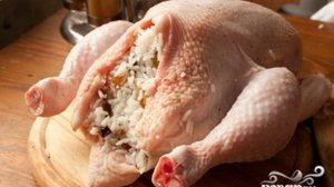 Курица, фаршированая рисом и сухофруктами