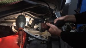 Volkswagen Tiguan. Замена опорных подшипников. Сорванные болты.